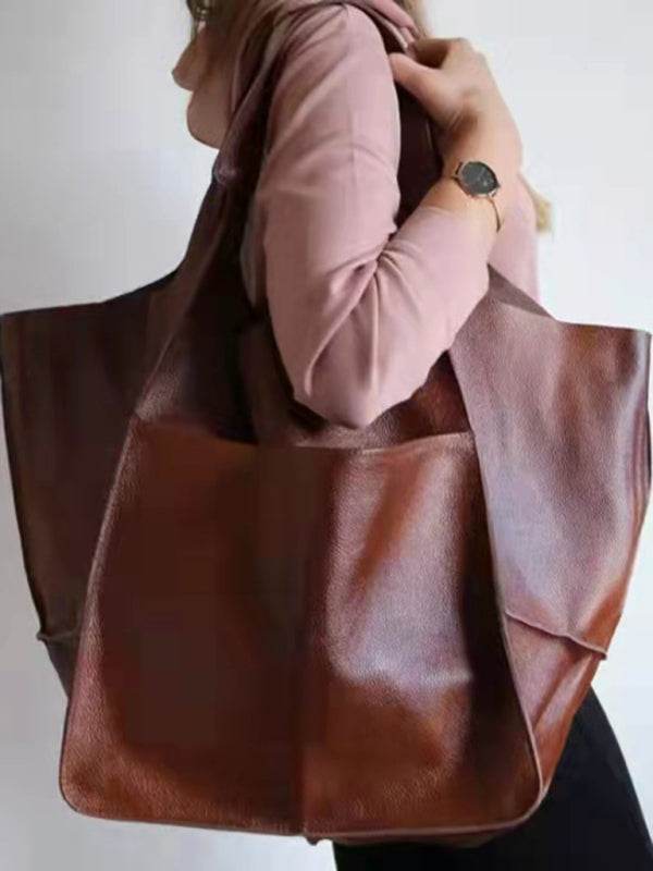 Trend Accessoires für urbane Looks mit großer brauner Lederhandtasche und schlichtem Outfit