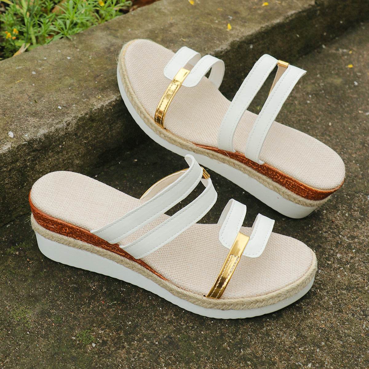 Sandalen mit Keilabsatz und Farbblock-Riemen - FreeWave Fashion 