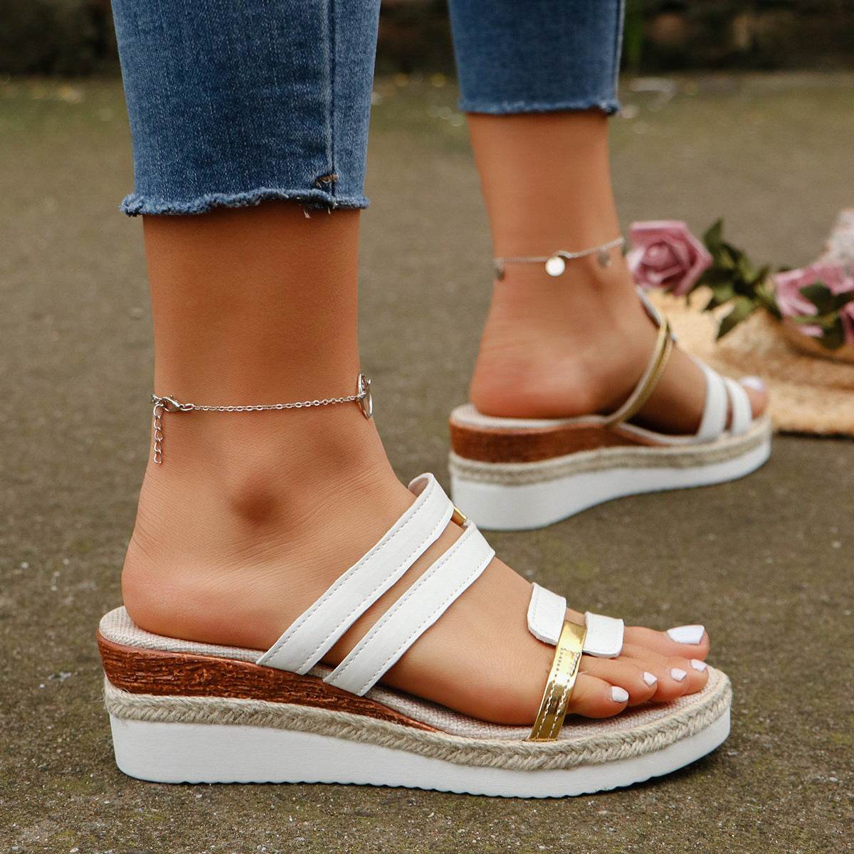 Sandalen mit Keilabsatz und Farbblock-Riemen - FreeWave Fashion 