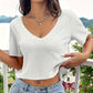 Bauchfreier Sommerpullover für Damen mit V-Ausschnitt und lockerem Strickdesign – perfekt für warme Tage und stylische Freizeit-Outfits.