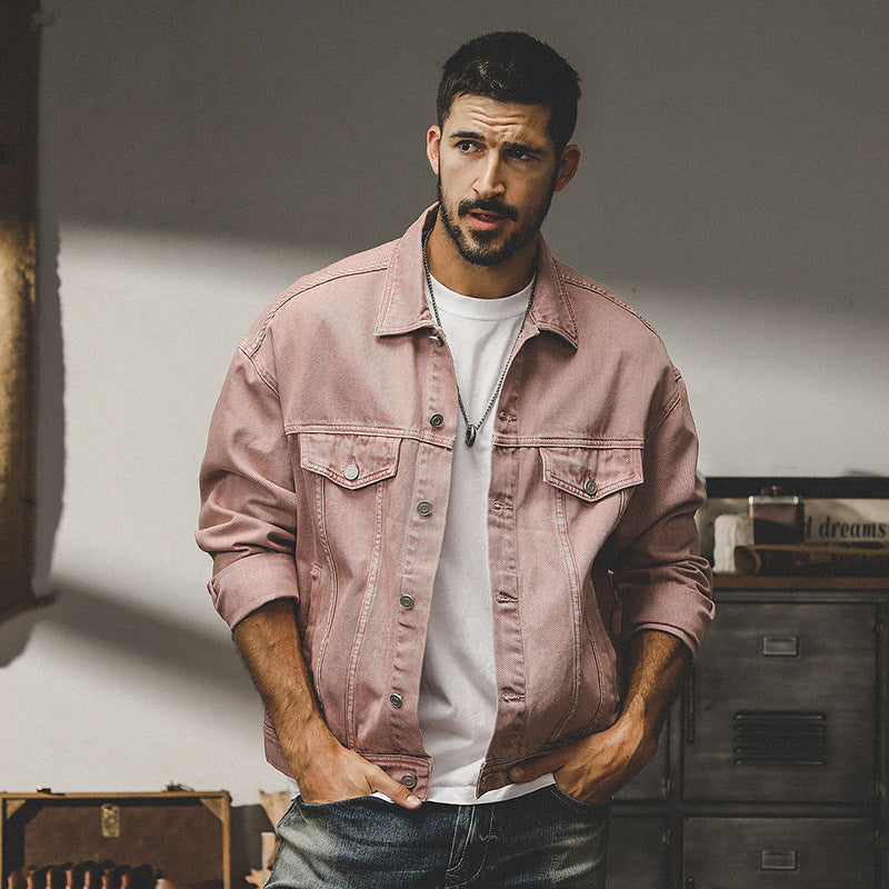 Klassische Herren-Jeansjacke im amerikanischen Vintage-Stil, mit gewaschener Denim-Optik und Brusttaschen – ideal für lässige Outfits.