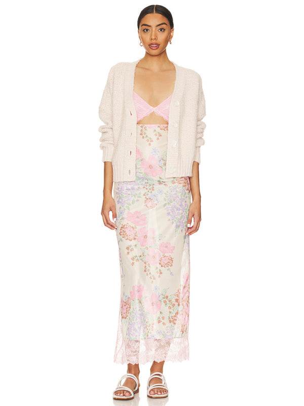 Langes Kleid mit zarten Spitzenträgern und Schlitz - FreeWave Fashion 