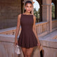 Ärmelloses Off-Neck-Kleid mit rückenfreiem Schnitt und schwingendem Faltenrock – perfekt für elegante Abendveranstaltungen oder Partys.

